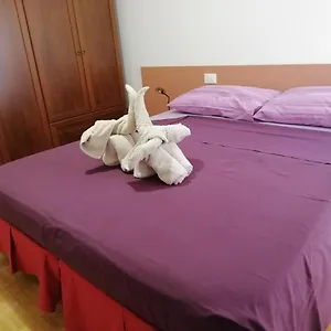 Rosso Apartamento Tirano
