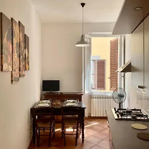 Nice & Roomy Behind The Uffizi Museum Florencia